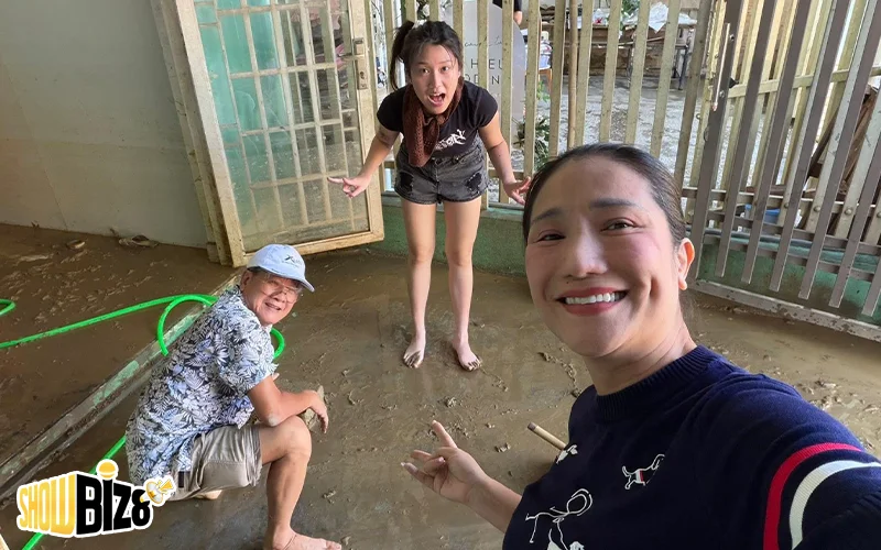 Gia đình Cát tường đang dọn bùn