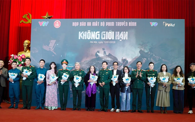 Đội Ngũ Diễn Viên Và Sự Ra Mắt