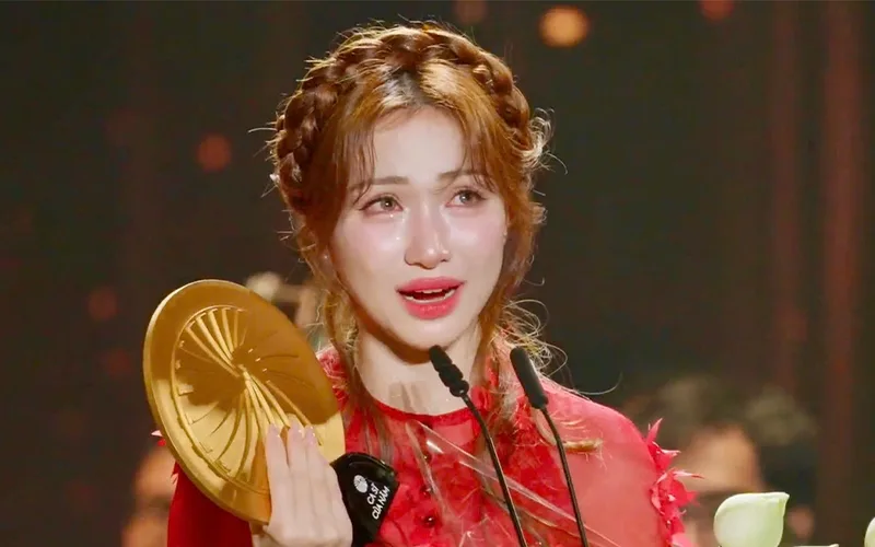 Hòa Minzy: Ca sĩ của năm và giọt nước mắt hạnh phúc