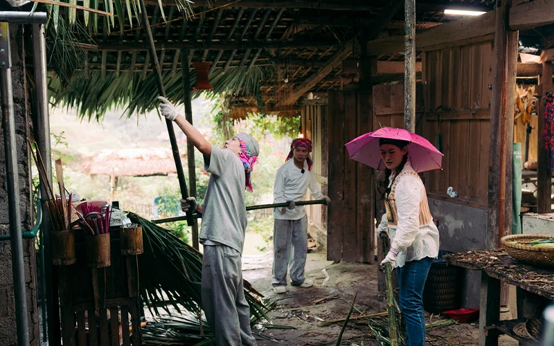 Khởi Đầu Công Việc Mới: Lợp Mái Nhà