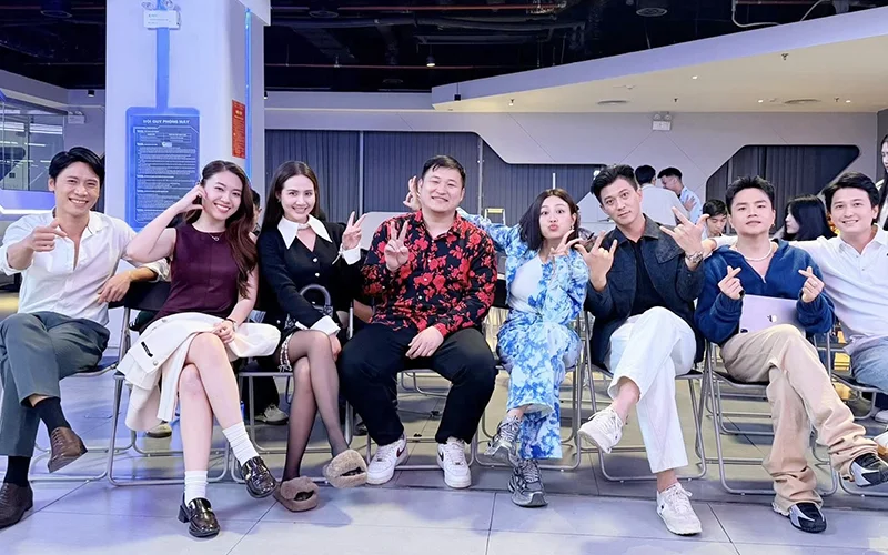 Lời Chia Tay Từ Các Diễn Viên