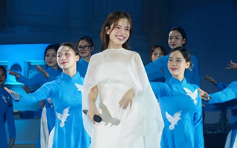 Tiểu Sử và Hành Trình Nghệ Thuật