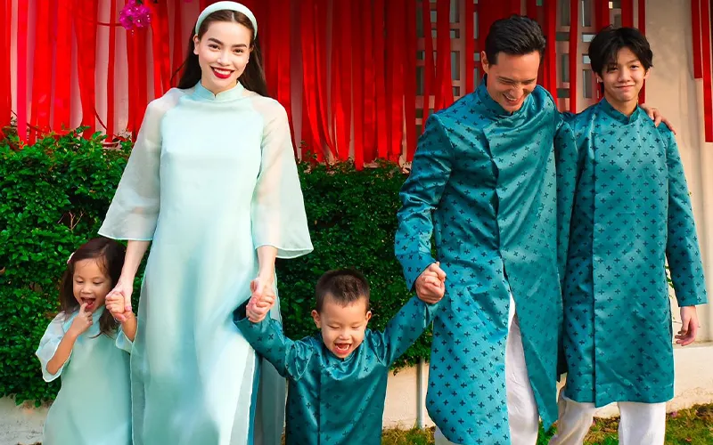 Gia đình quây quần bên nhau đón Tết