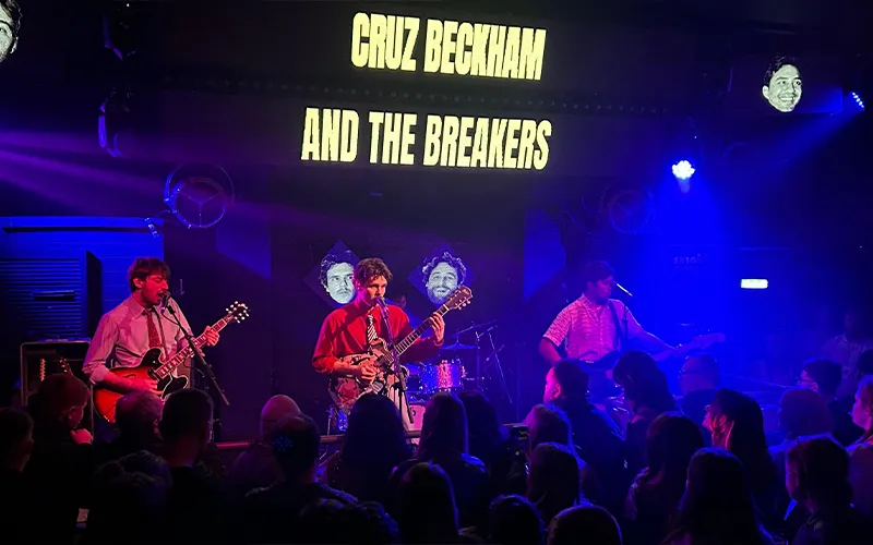 Khẳng Định Danh Tính Riêng