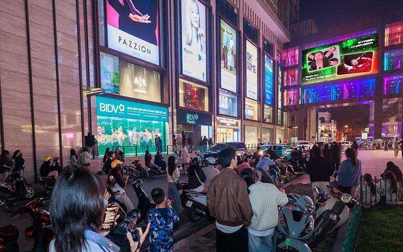 Đám đông hâm mộ tập trung đông đảo