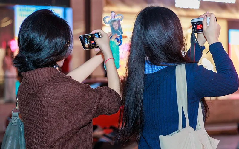 Khung cảnh náo nhiệt và sự kết nối của fan Việt