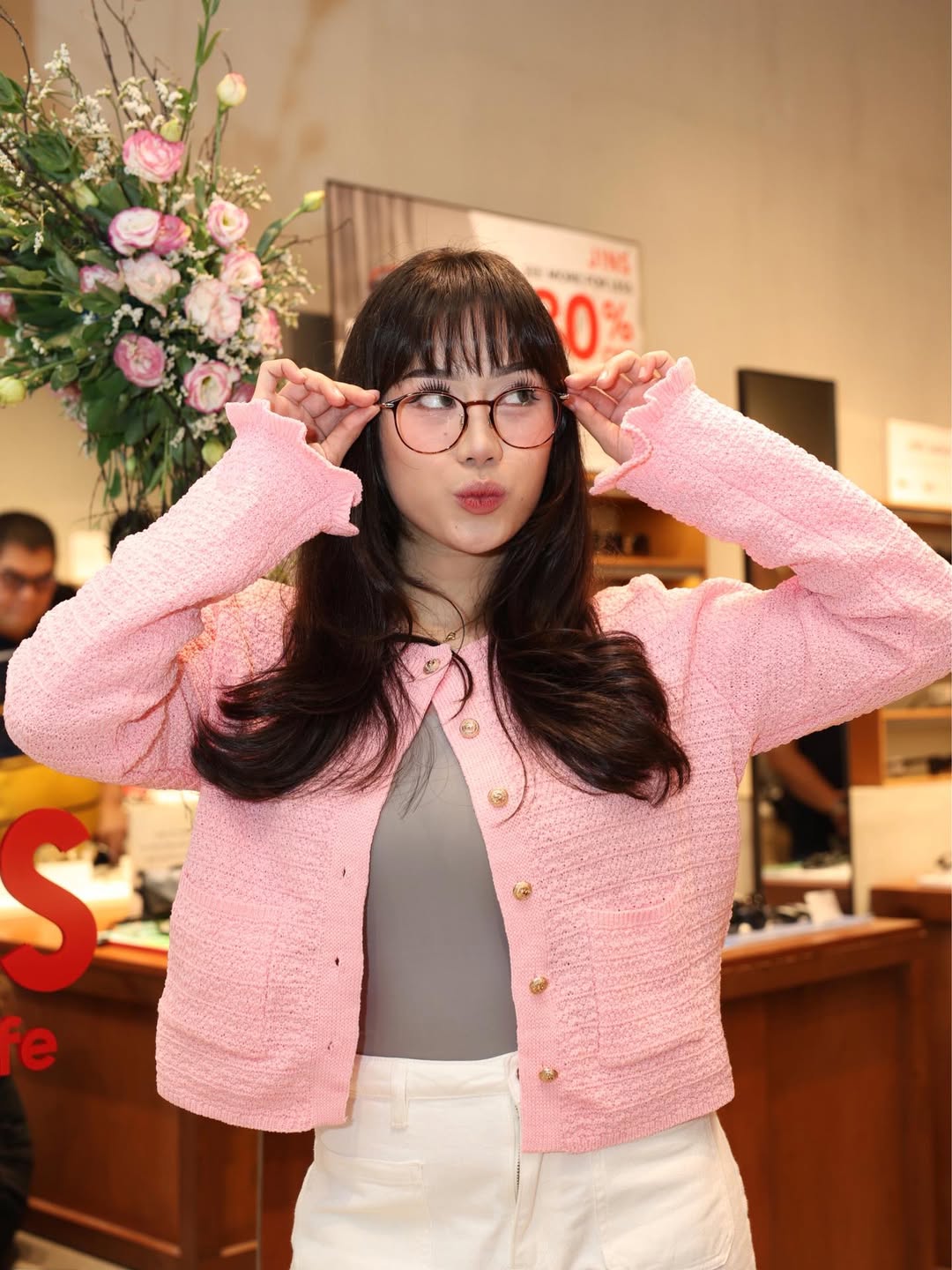 Kính Cận Hiệu Ứng Má Hồng: Xu Hướng Làm Đẹp Mới Gây Sốt Cộng Đồng Mê Làm Đẹp