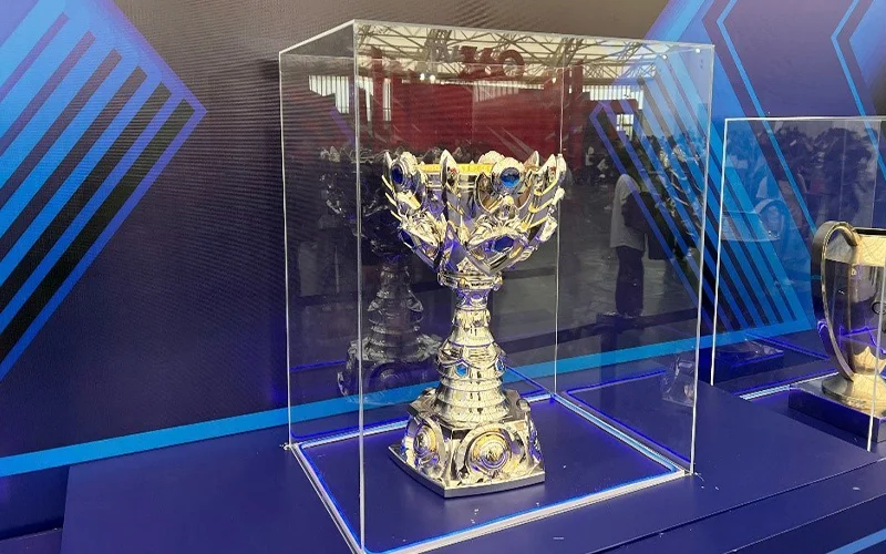 Chiếc Summoner Cup huyền thoại

